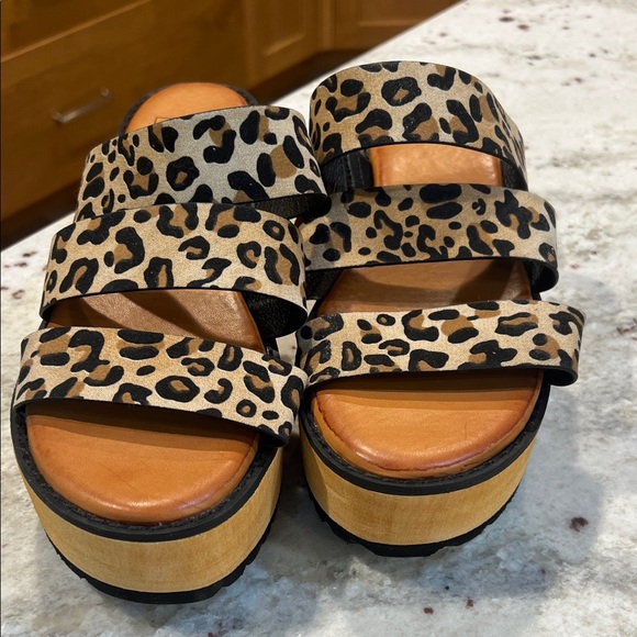 DL Dirty Laundry Leopard Print Platform Sandals - Picture 1 of 4